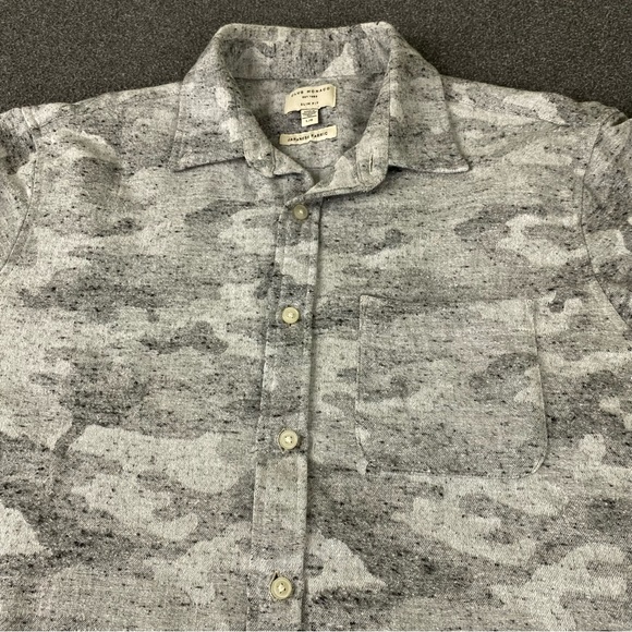 Club Monaco Camo Slim Fit Japanese Fabric Button
Up Shirt Men’s Size Large. - Picture 2 of 9